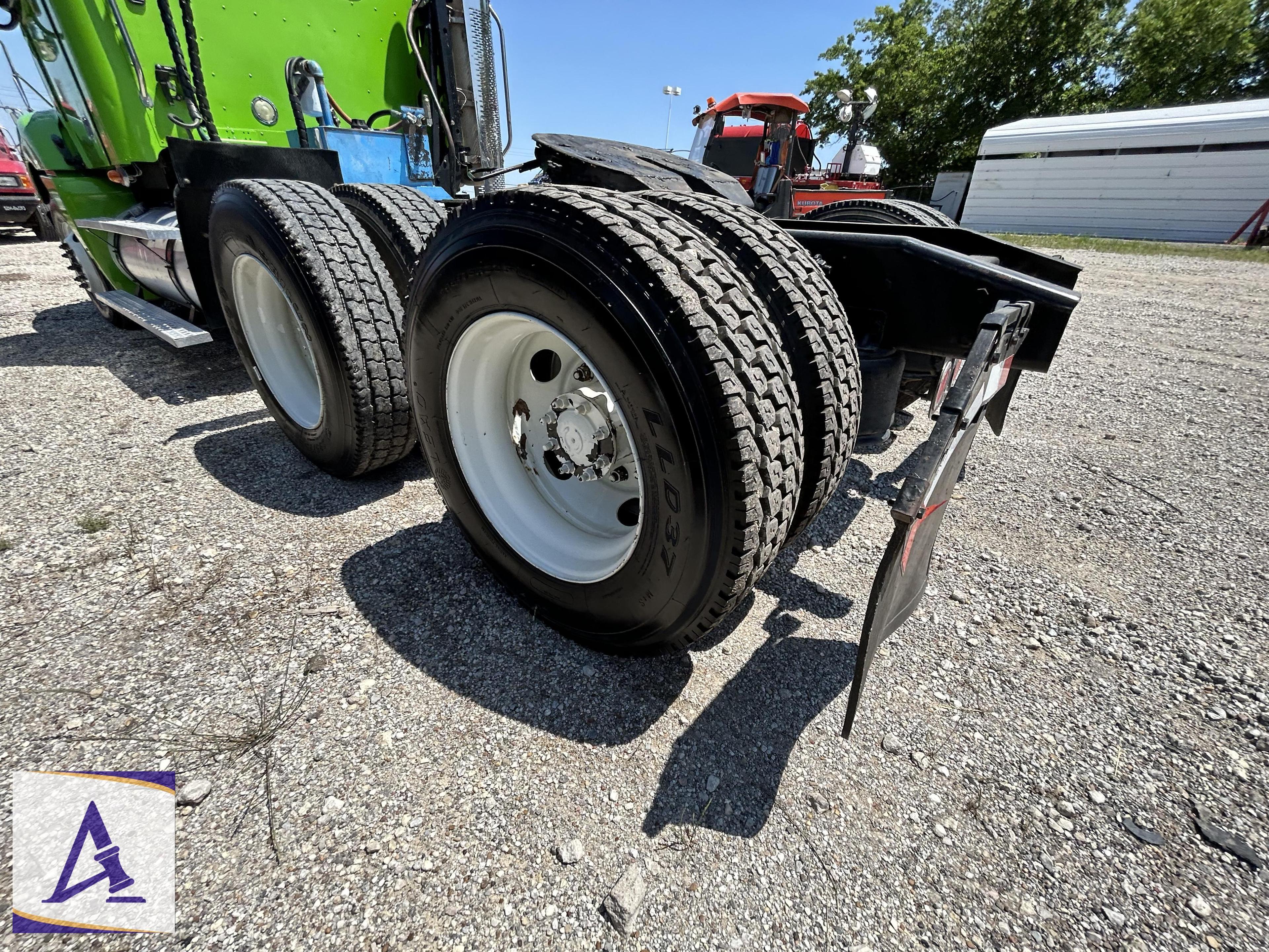 2009 Freightliner Columbia Truck Tractor - Detroit Series 60 - ONLY 376,561 On The DASH! CLEAN!