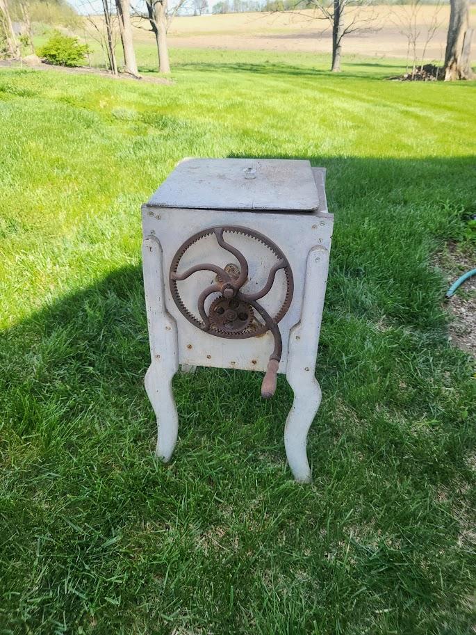 ANTIQUE FREESTANDING CRANK BUTTER CHURN