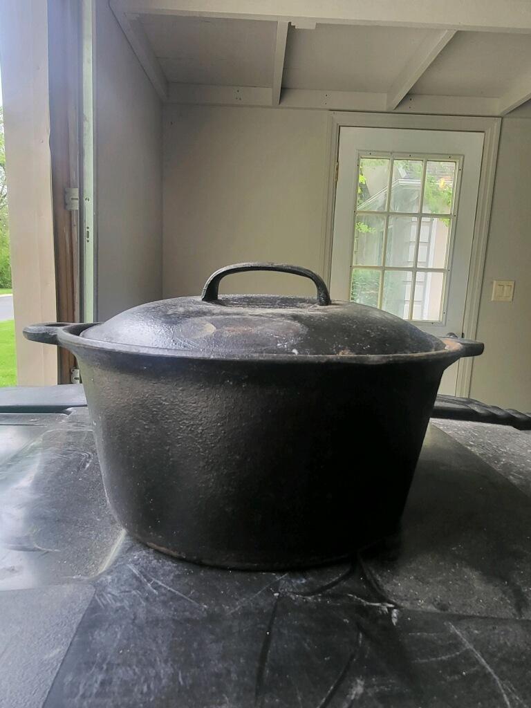 VINTAGE CAST IRON DUTCH OVEN