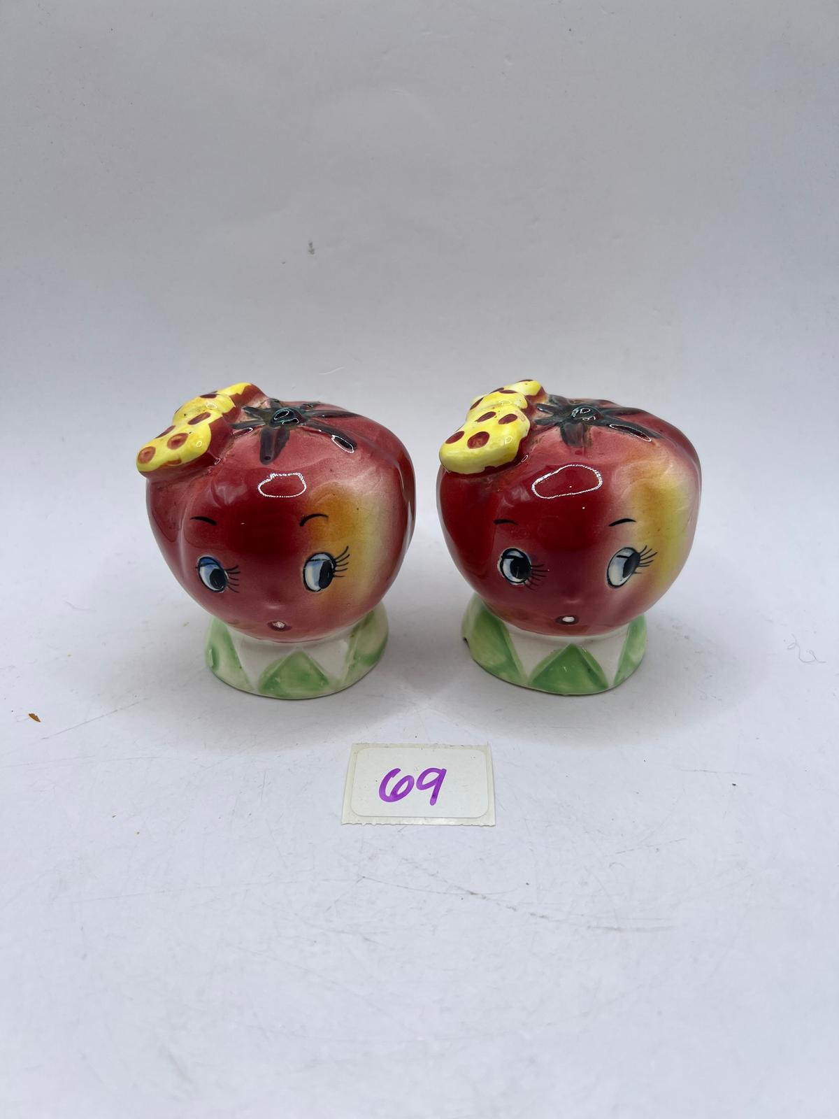 TOMATO SALT AND PEPPER SHAKER