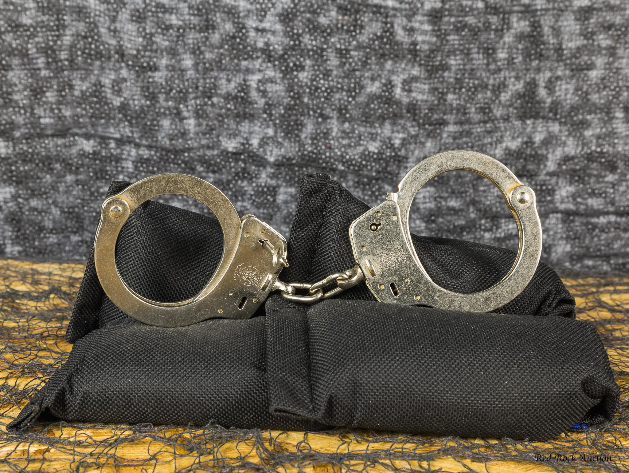 SMITH & WESSON HANDCUFFS