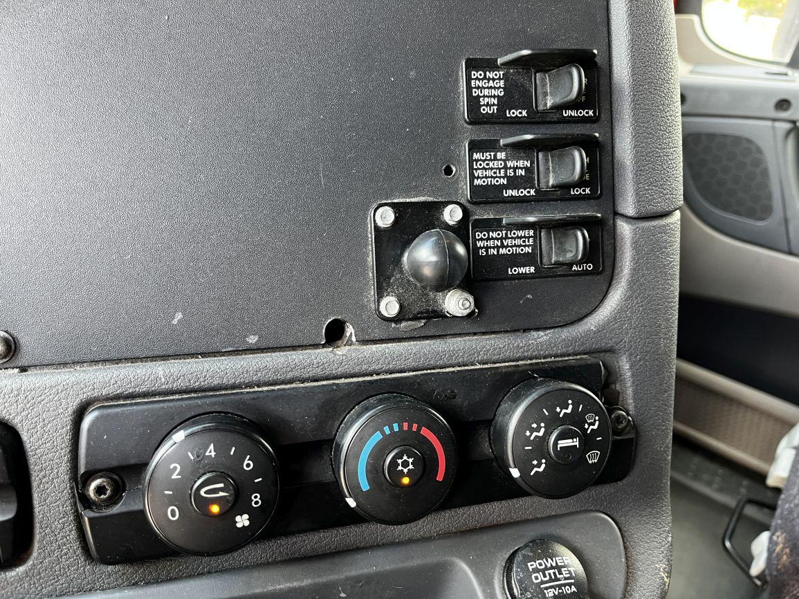 2015 FREIGHTLINER Cascadia Evolution  T/A Truck Tractor