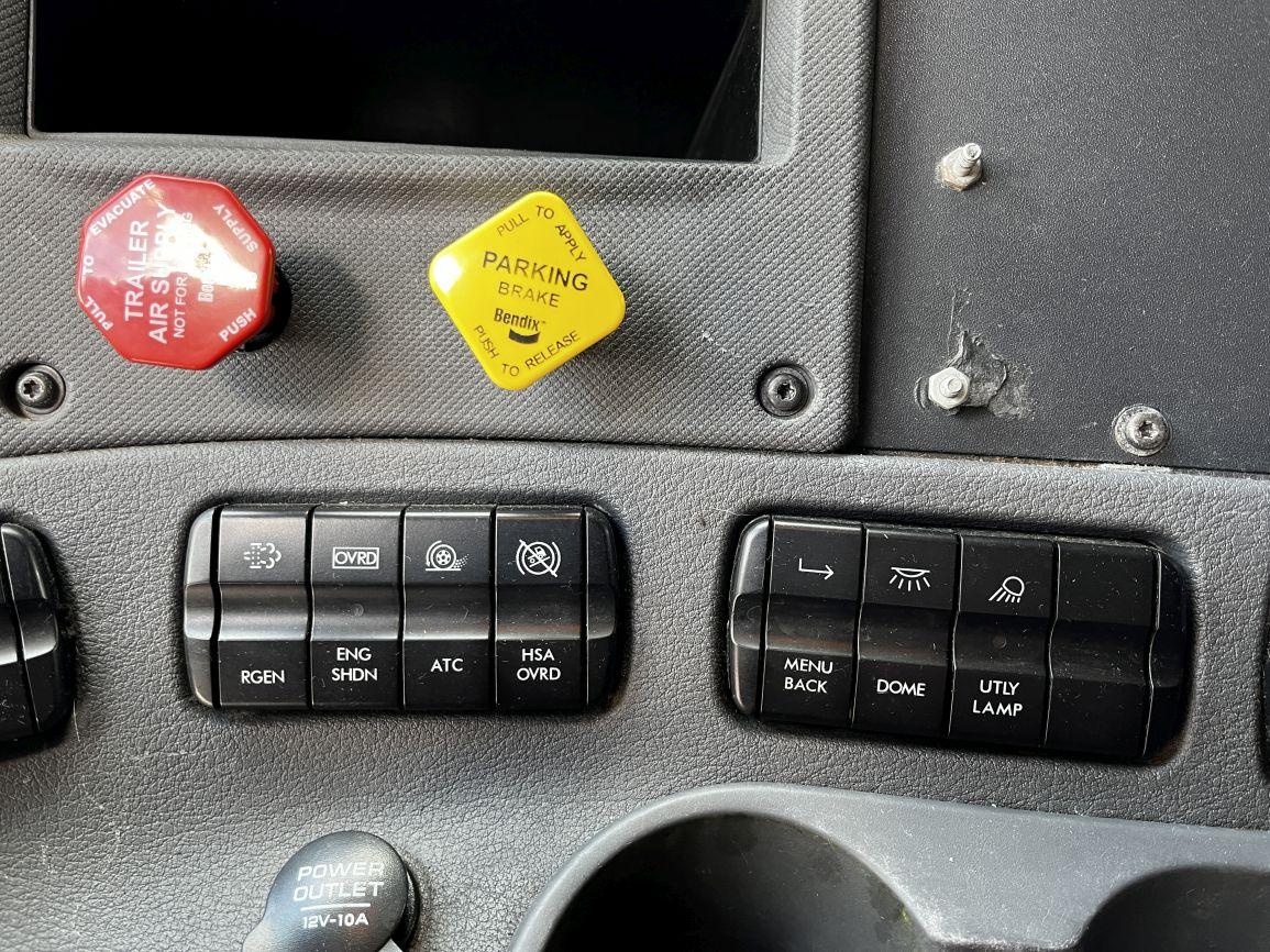 2015 FREIGHTLINER Cascadia Evolution  T/A Truck Tractor