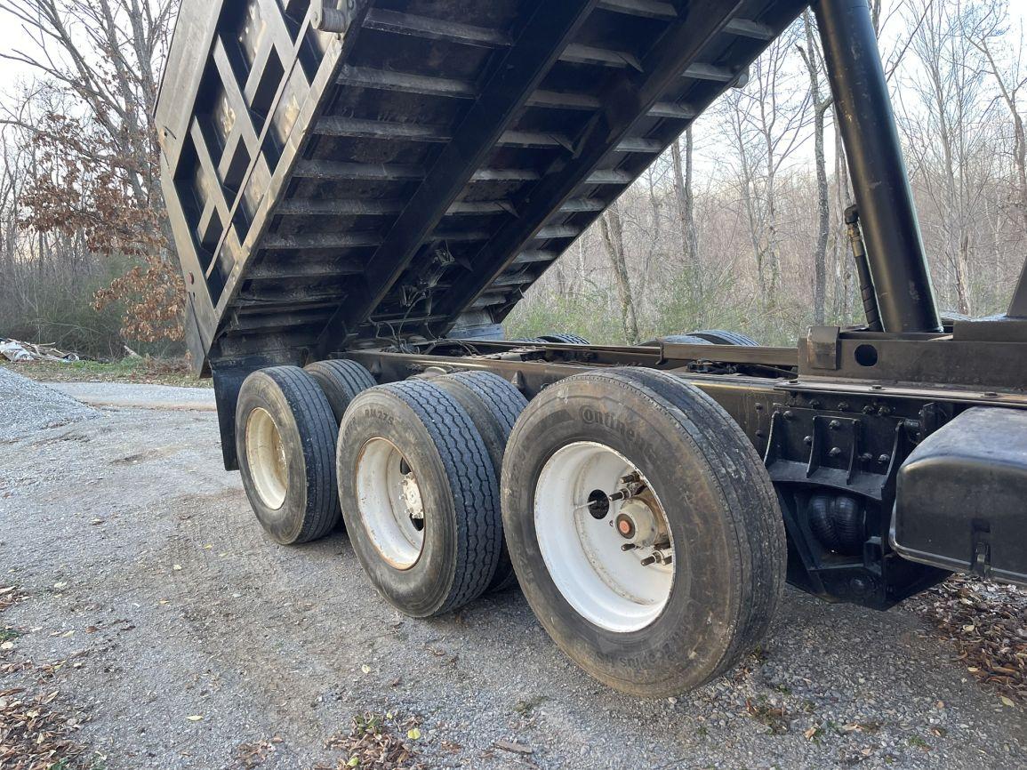 2006 STERLING L8500 series Tri-Axle Dump Truck