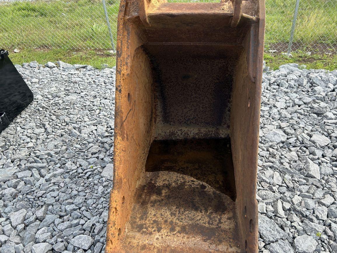 CAT 30 Inch Excavator Bucket