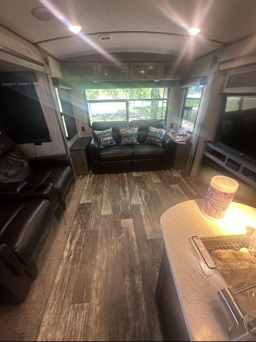 2019 KEYSTONE Outback 328RL Luxury Camper Travel Trailer