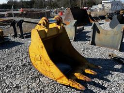 2006  CAT  32”  Excavator Bucket w/ Teeth