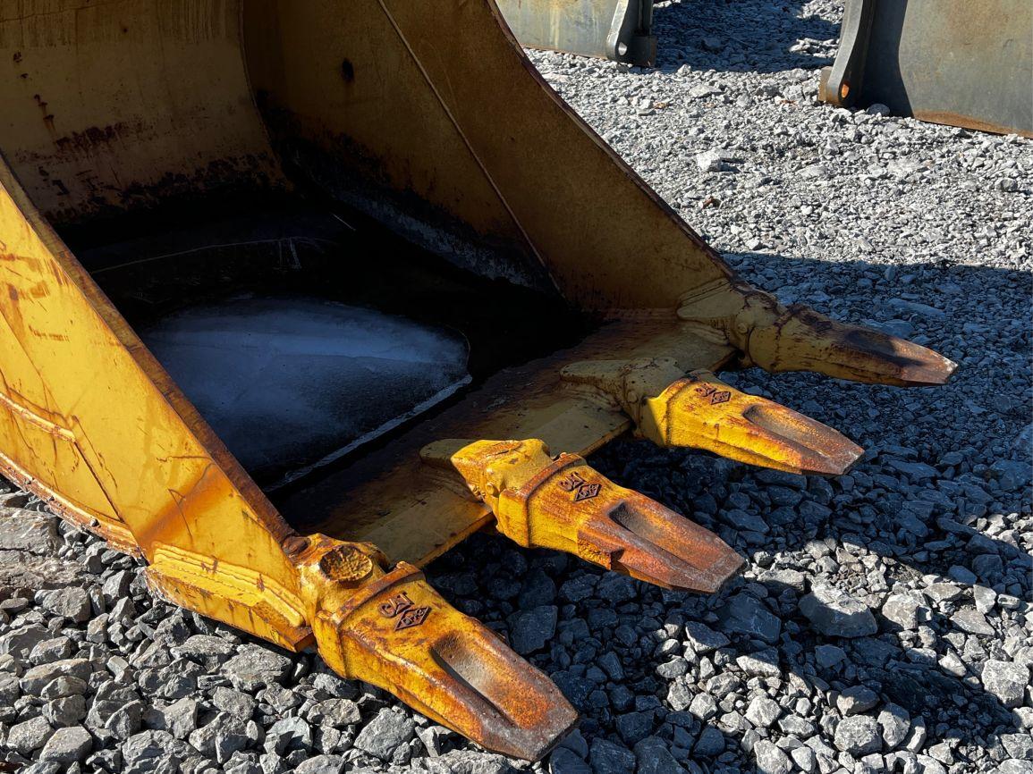 2006  CAT  32”  Excavator Bucket w/ Teeth