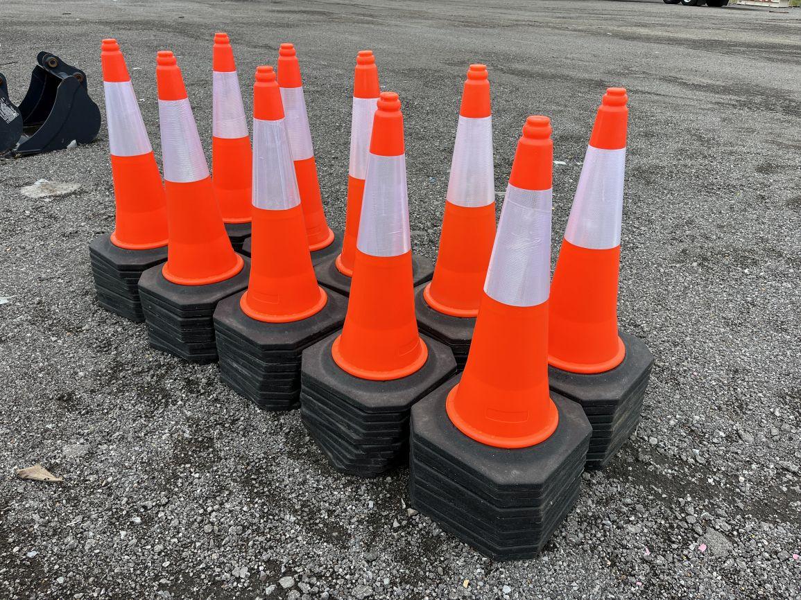 (NEW) Lot of 100 Traffic Safety Cones