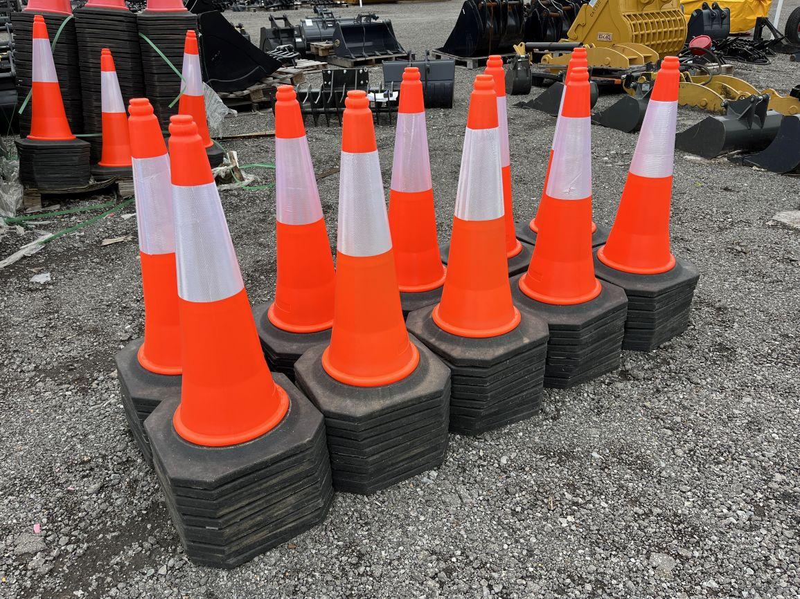 (NEW) Lot of 100 Traffic Safety Cones