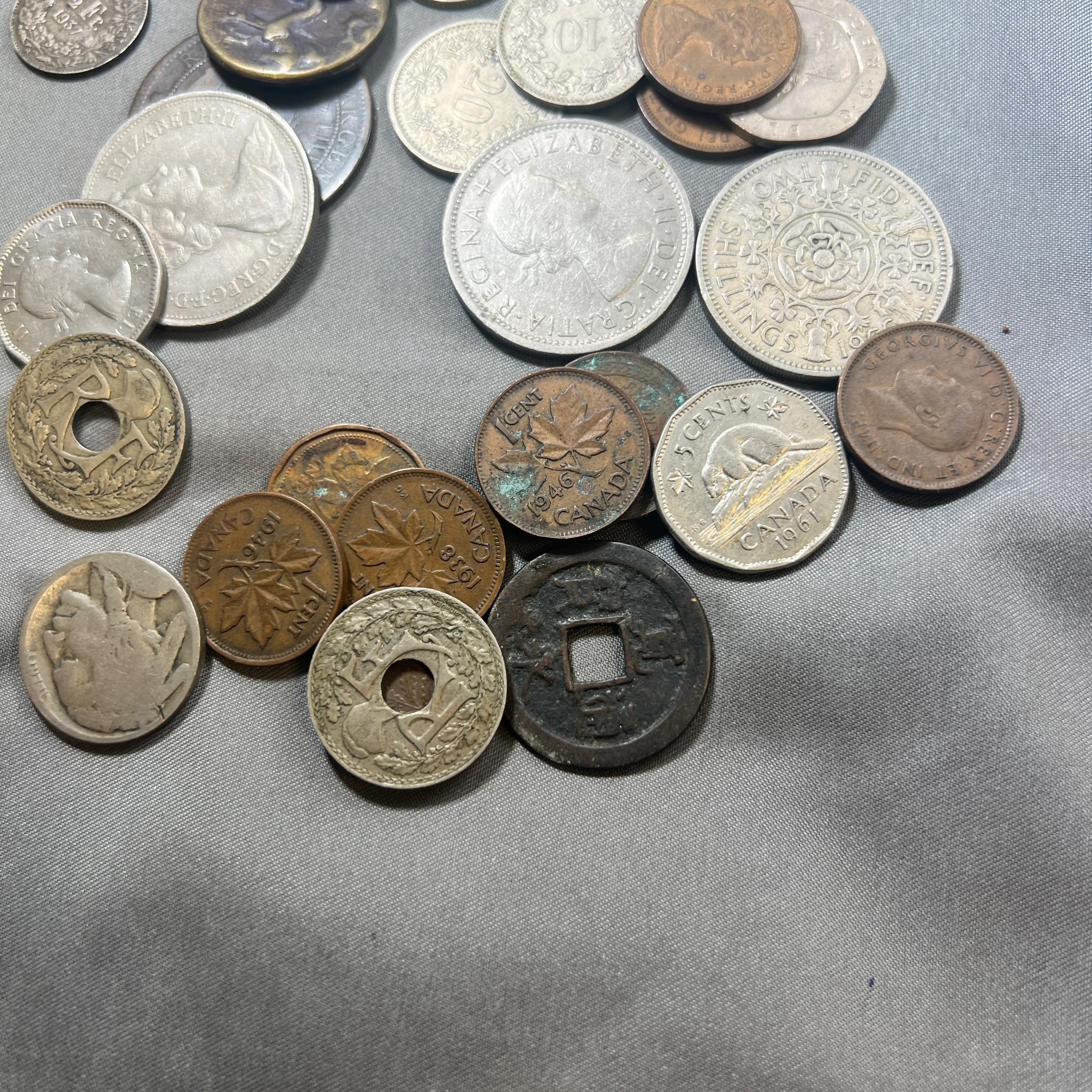 Approx one pound of asst. Foreign coins, and a few tokens