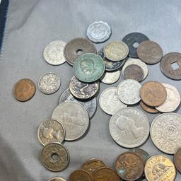 Approx one pound of asst. Foreign coins, and a few tokens