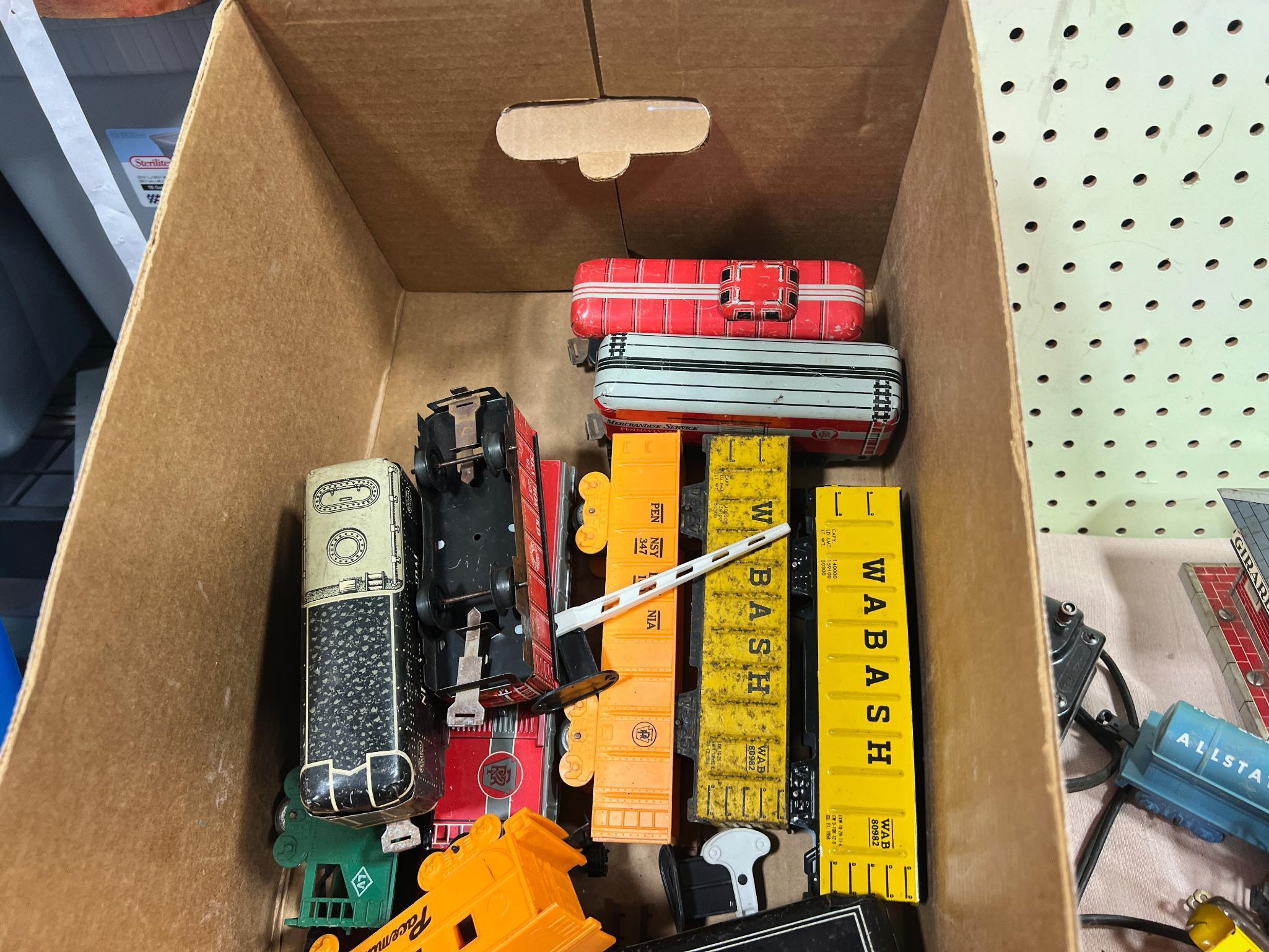 Train lot Tin litho + Marx building, large lot