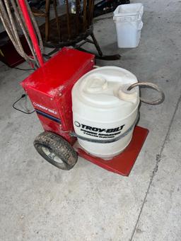 Troy Bilt Sprayer 5 gallon battery powered, w/ built in charger