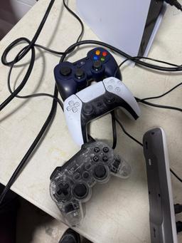 PS5, this unit powers on, and goes to home screen, see pics