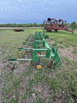 1984 John Deere 825 Cultivator