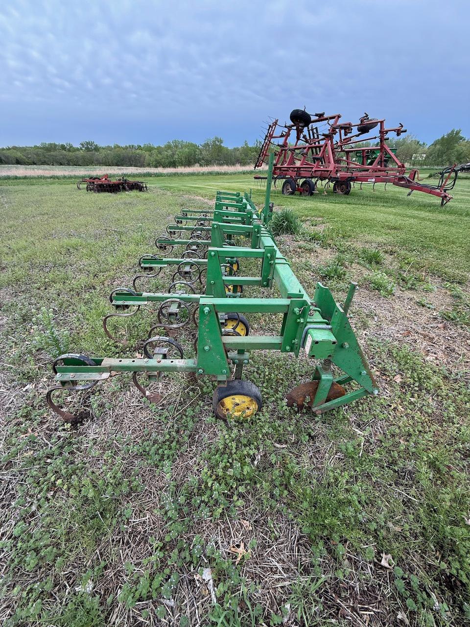 1984 John Deere 825 Cultivator