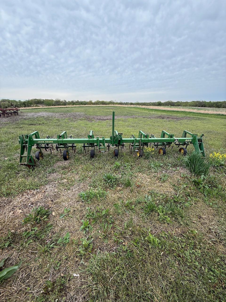 1984 John Deere 825 Cultivator