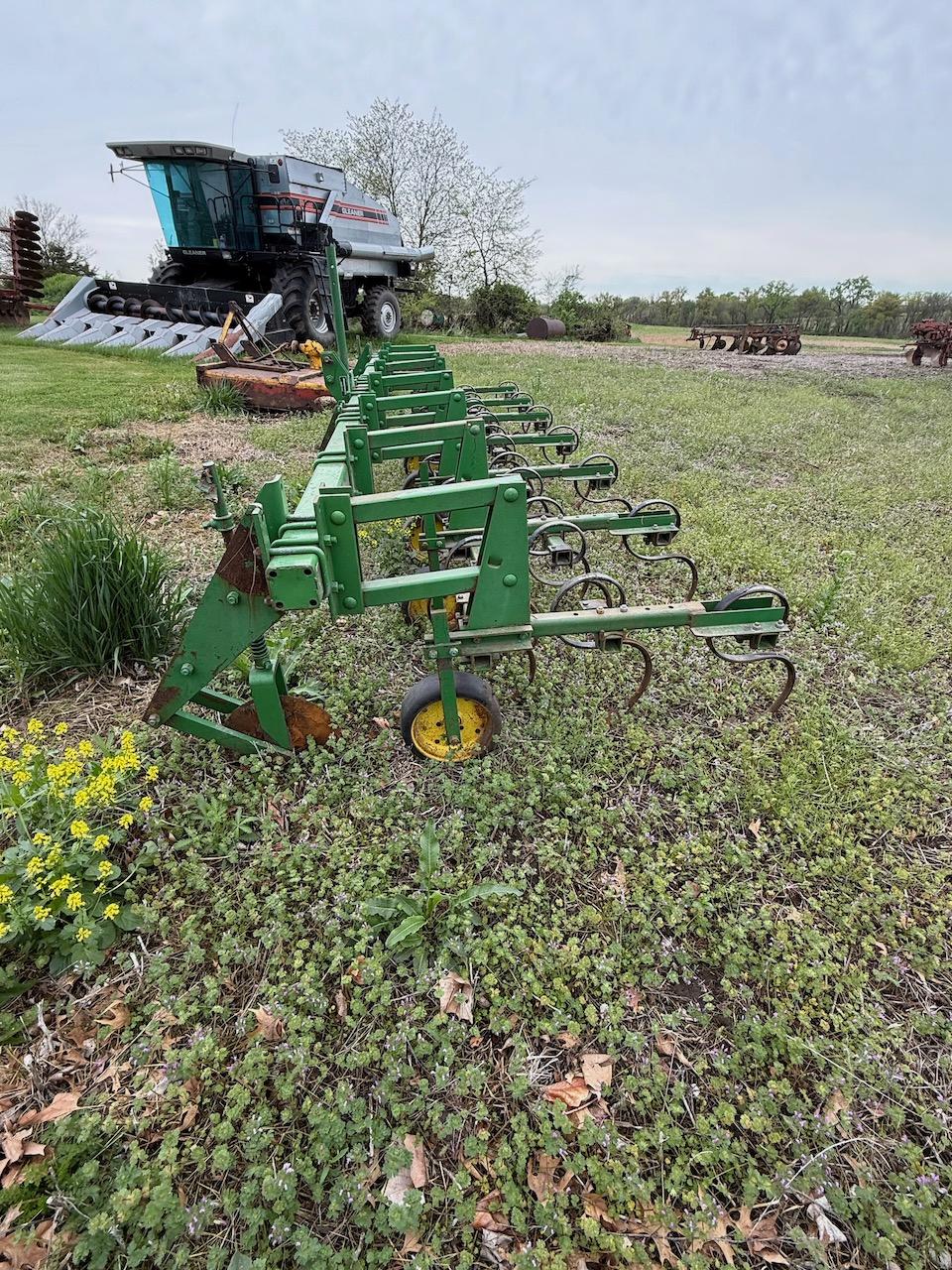1984 John Deere 825 Cultivator