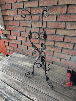 Black Metal Plant Stand with Decorative Leaf Patterns, Wrought Iron Design