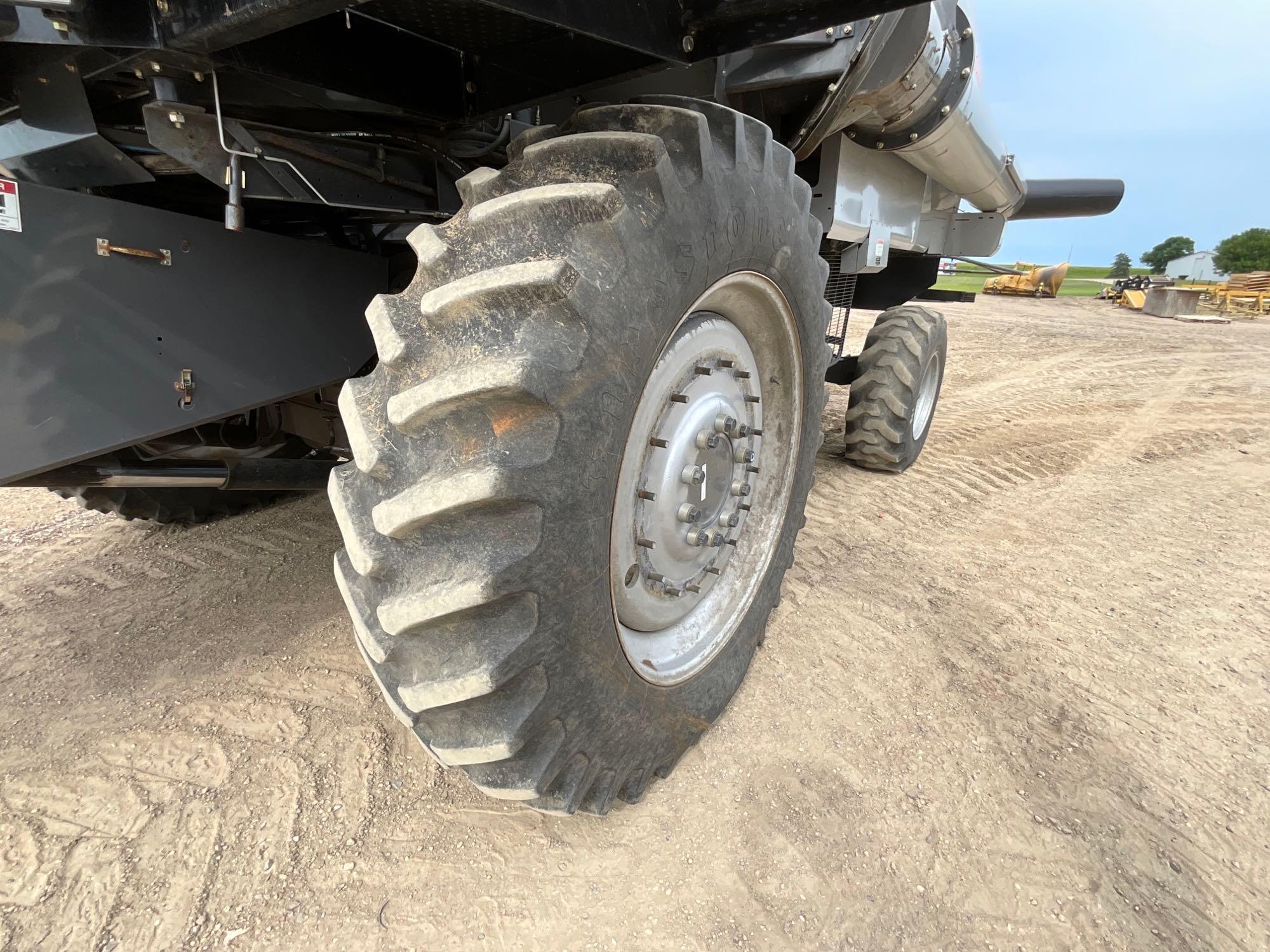 2007 Gleaner R65