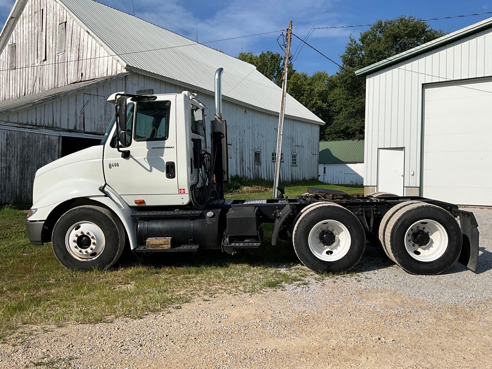 2004 International 8600 day cab semi