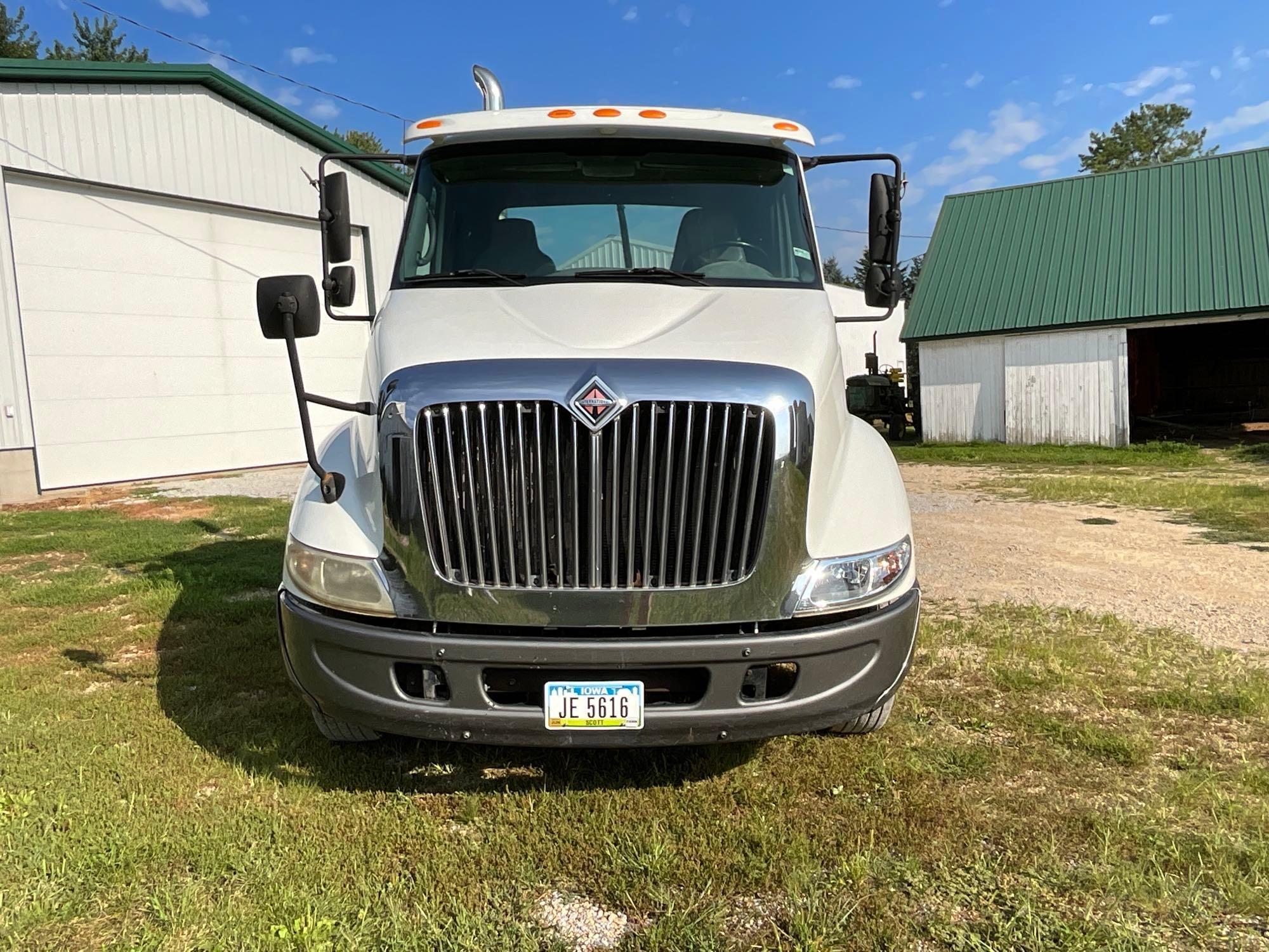 2004 International 8600 day cab semi