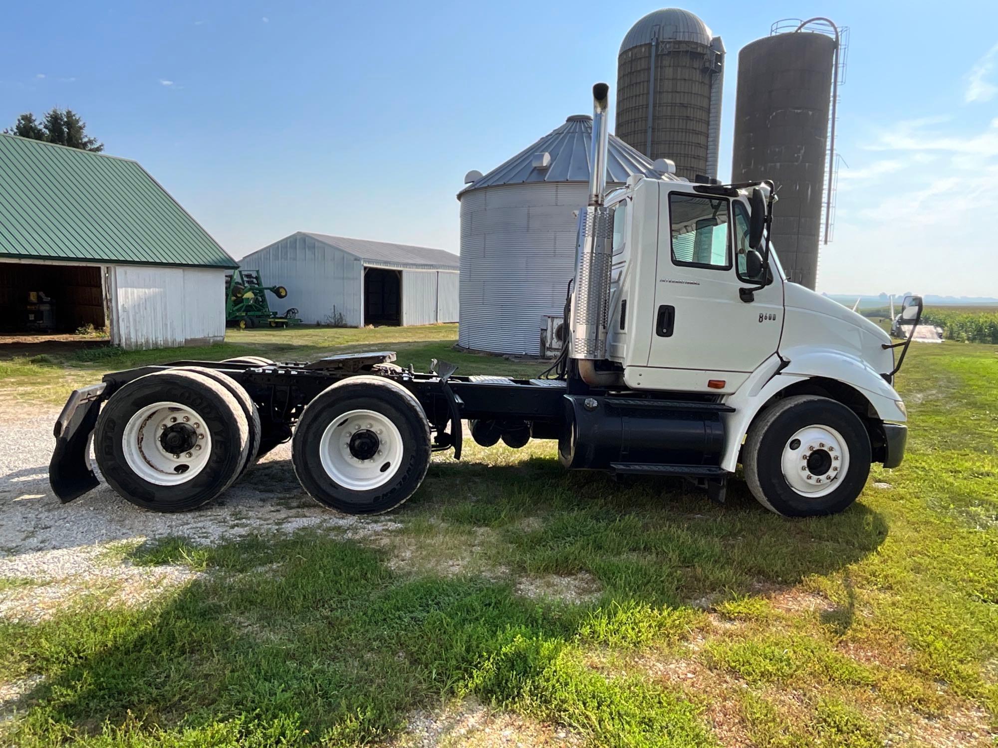 2004 International 8600 day cab semi