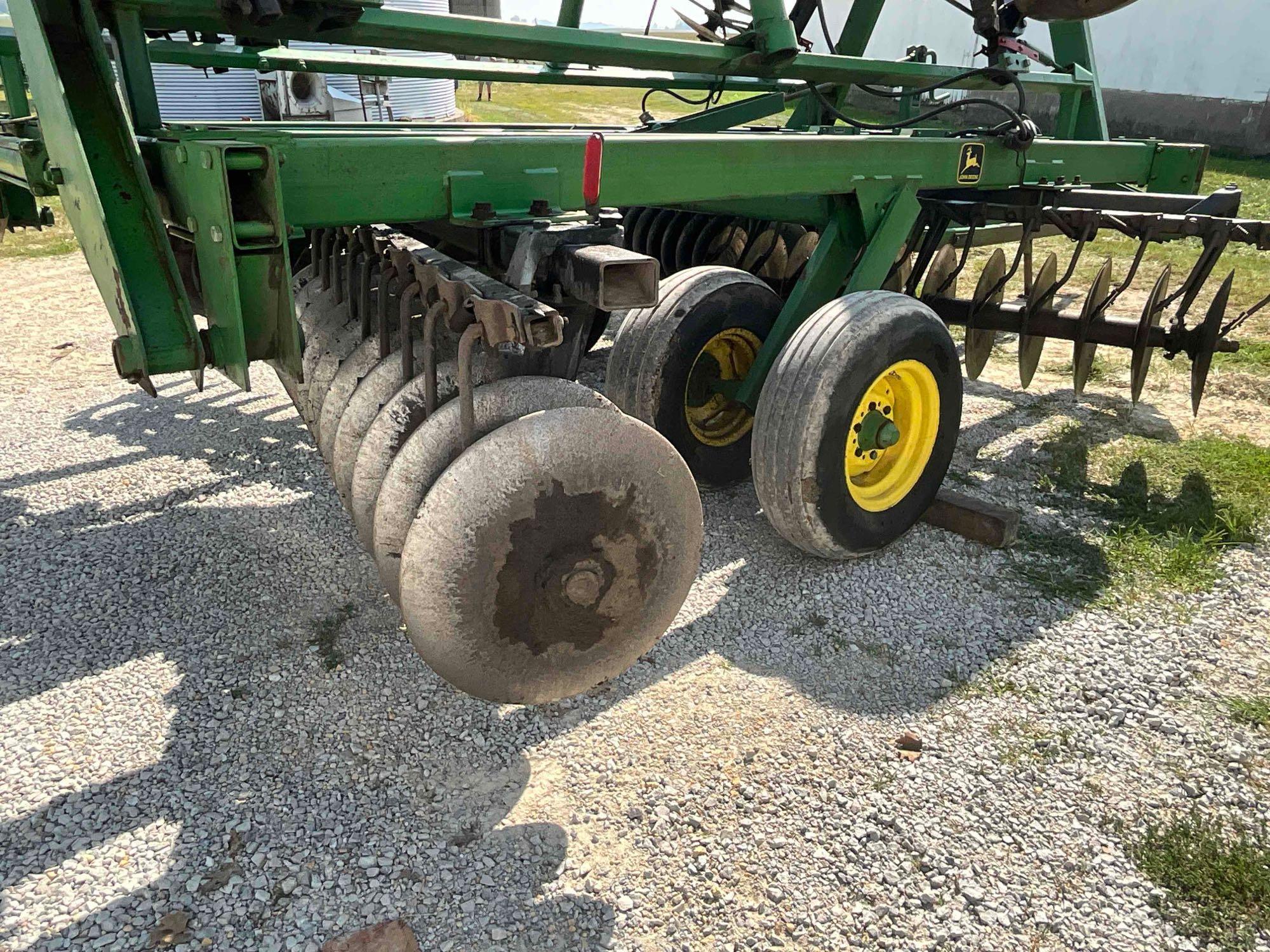 John Deere 235 25ft. disc