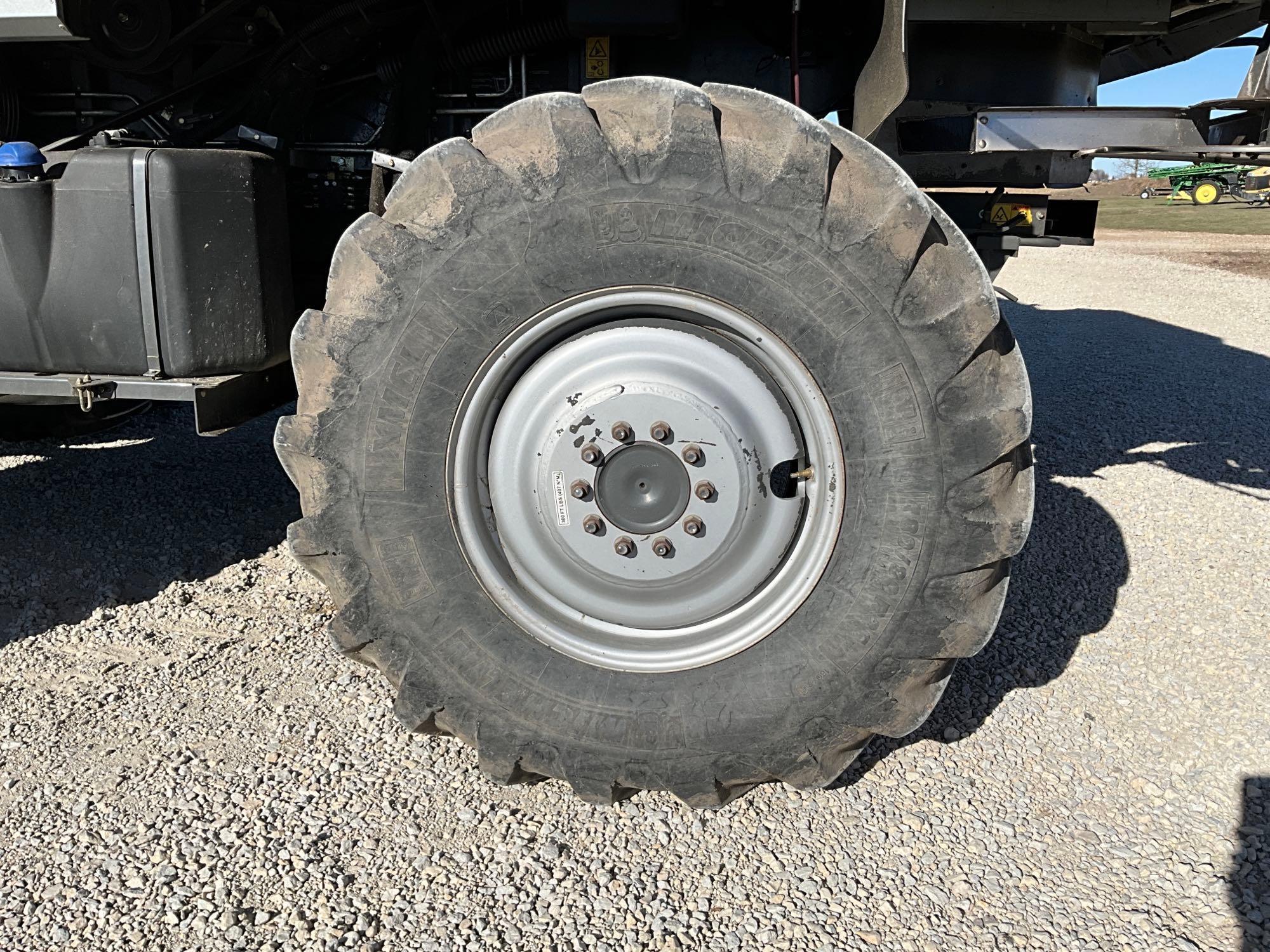 2011 Gleaner S77 Combine