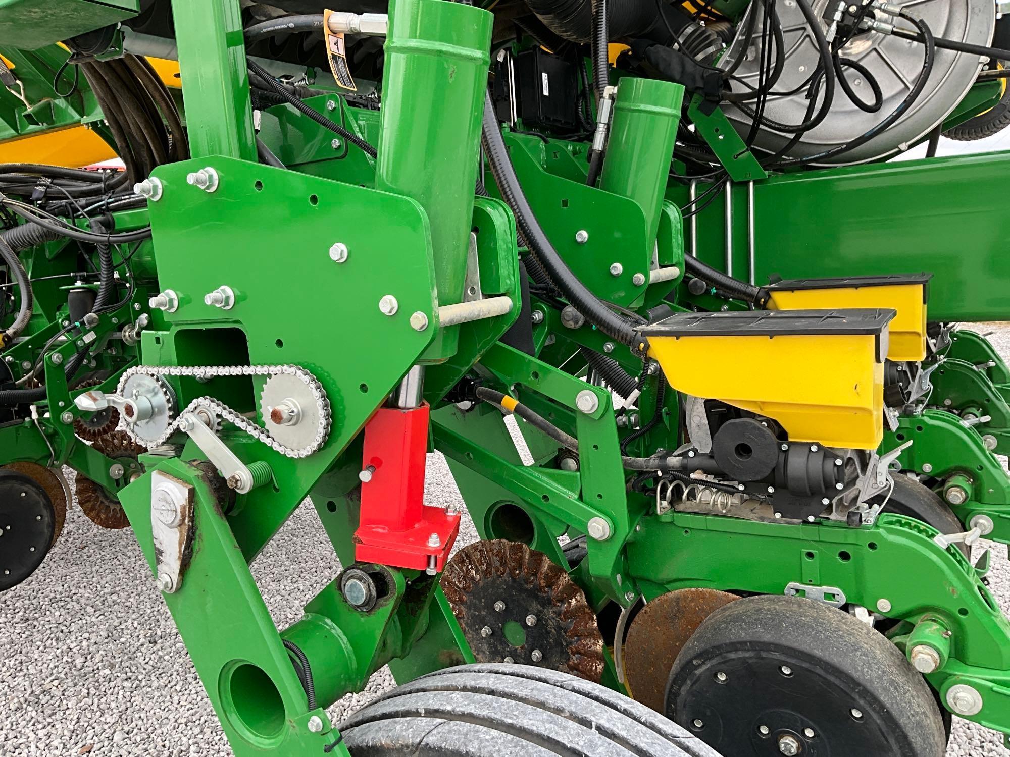 2021 John Deere 1775NT Front Fold Bulk Fill Planter