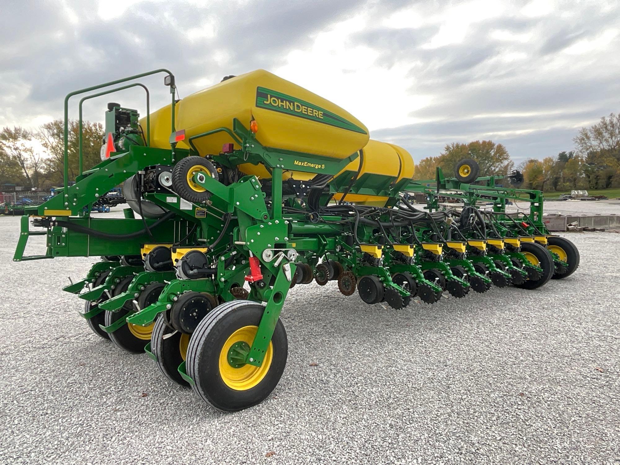 2021 John Deere 1775NT Front Fold Bulk Fill Planter