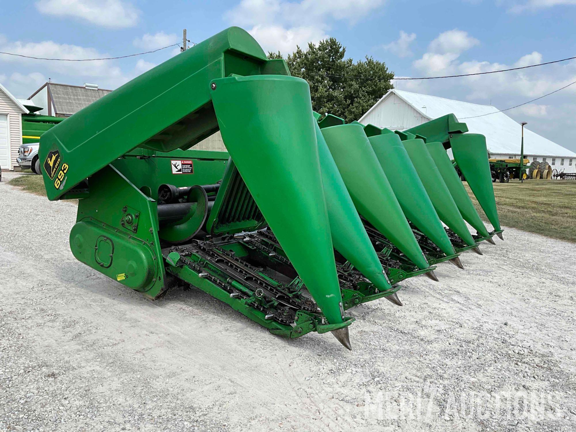 John Deere 693 6 row 30in. corn head