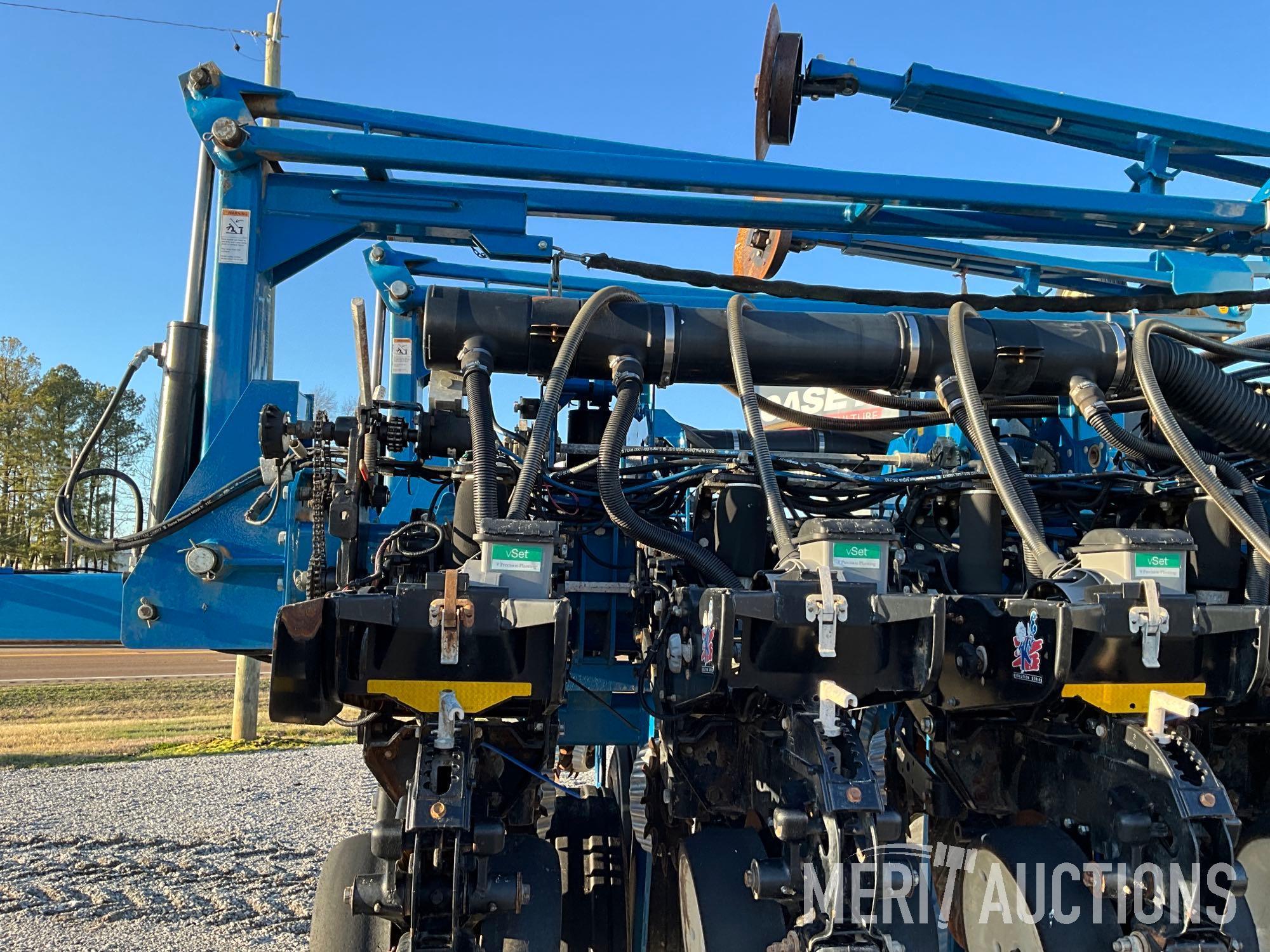 2014 Kinze 3700 ASD Bulk Fill 24 Row Front Fold Planter