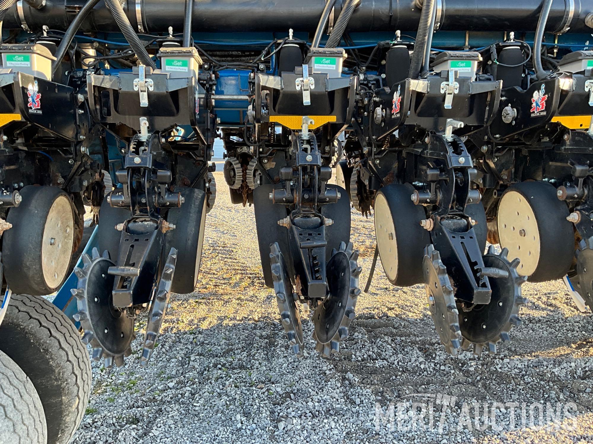 2014 Kinze 3700 ASD Bulk Fill 24 Row Front Fold Planter