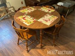 Round Kitchen Table with (4) Chairs