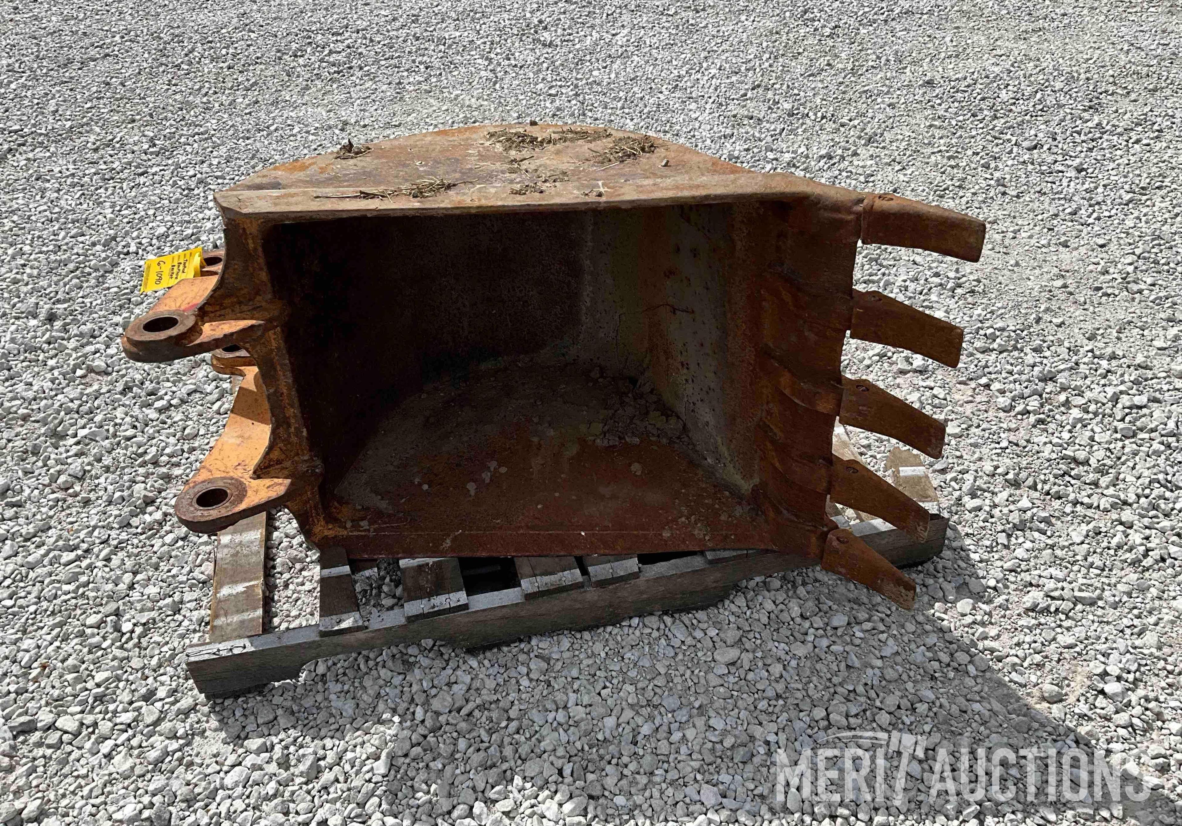 CASE Backhoe Bucket w/Teeth