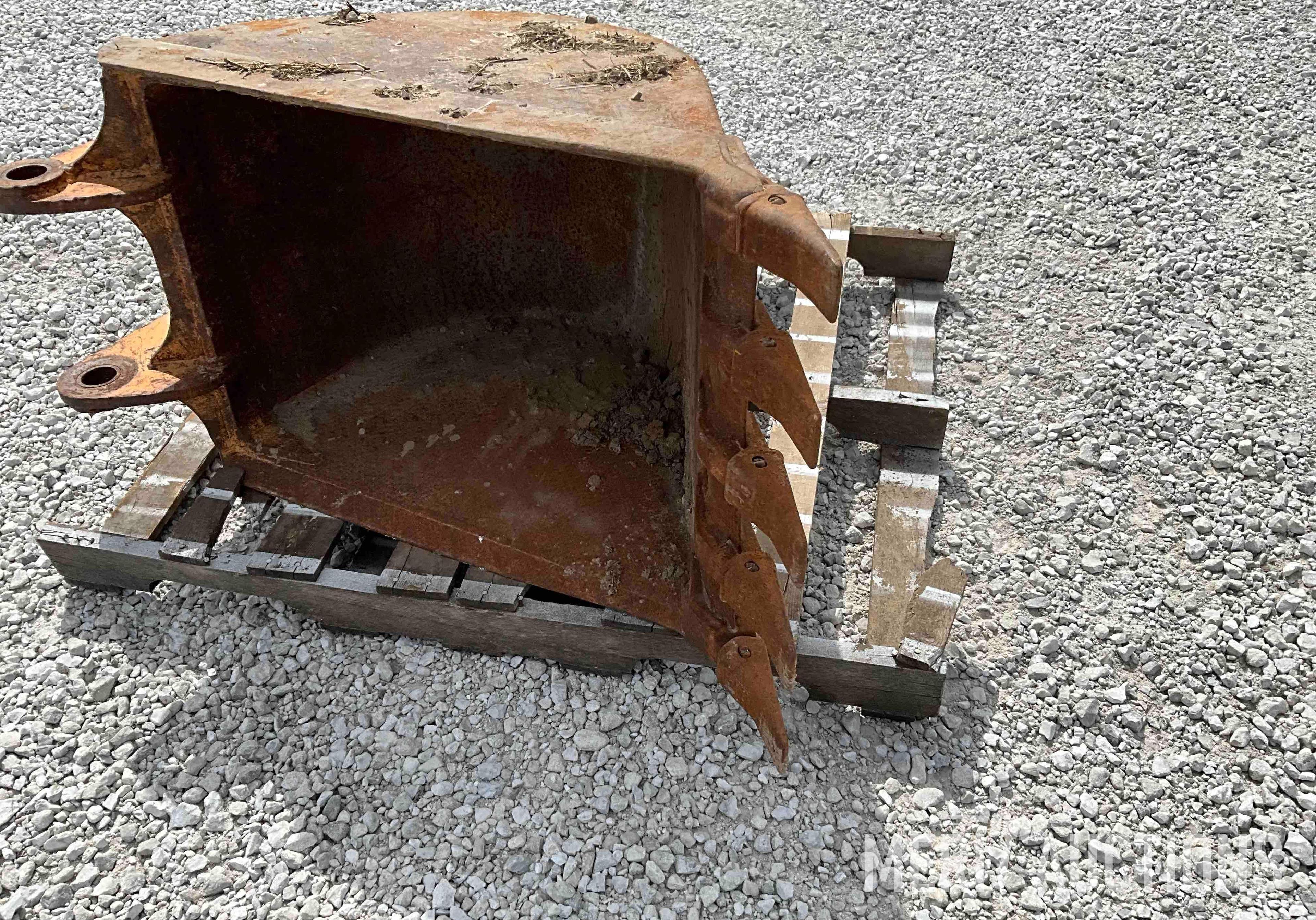 CASE Backhoe Bucket w/Teeth