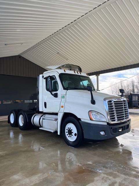 2017 FREIGHTLINER CASCADIA 125 DD13 12 SPEED AUTO LOW MILES 3AKJGEDV7HSHZ1558