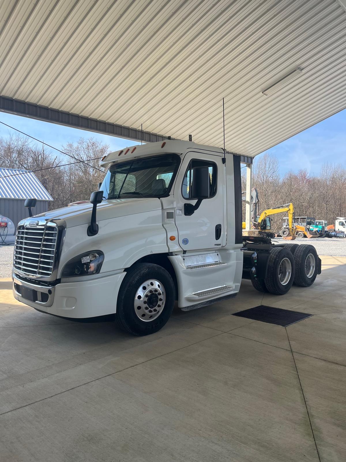 2015 FREIGHTLINER CASCADIA EVOLUTION 125 DD15 12 SPEED AUTO LOW MILES VIN 3AKJGED54FSGP4696