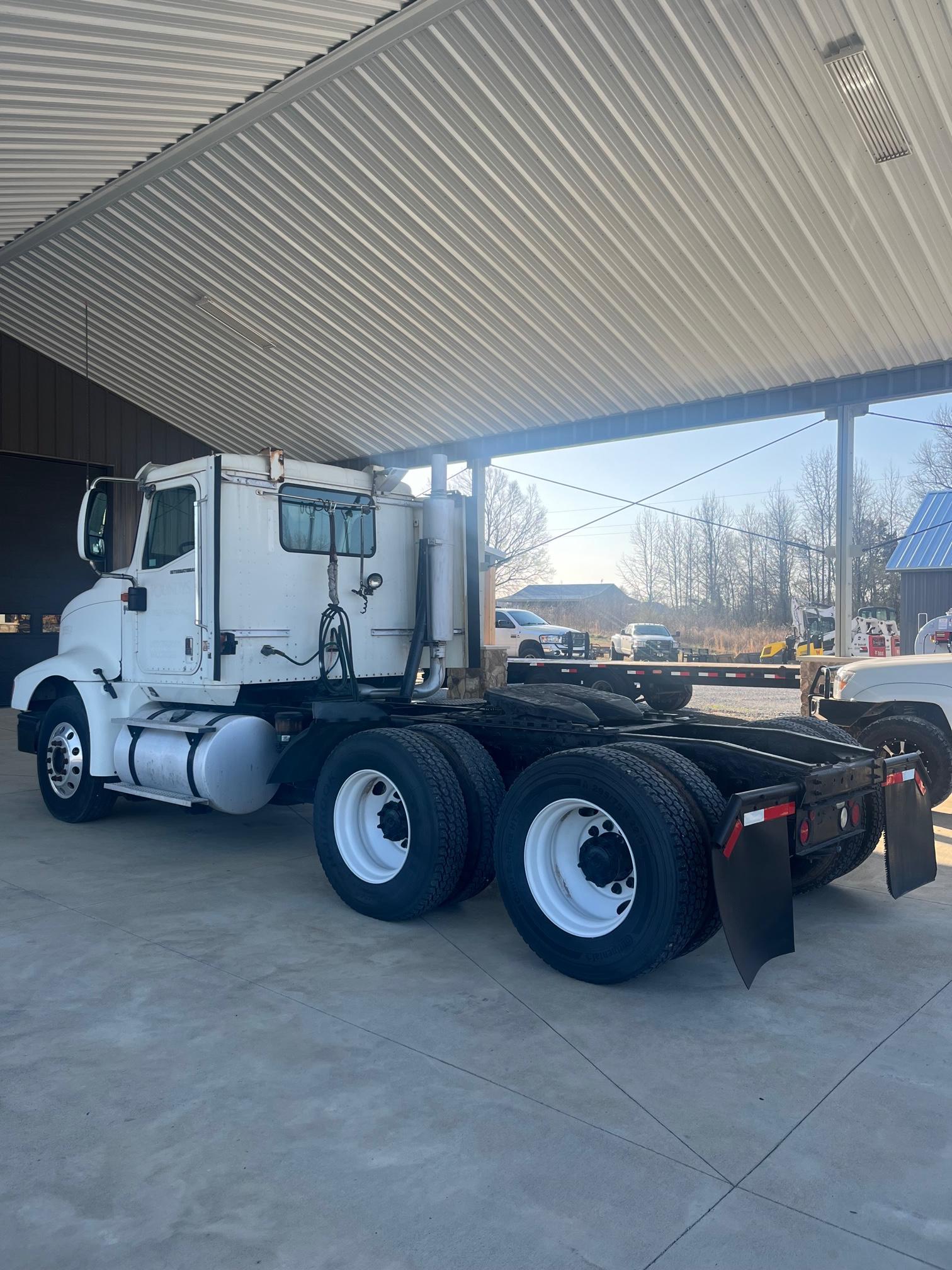 2005 IHC 9400I DAY CAB CUMMINS VIN 2HSCNAHR05C015824