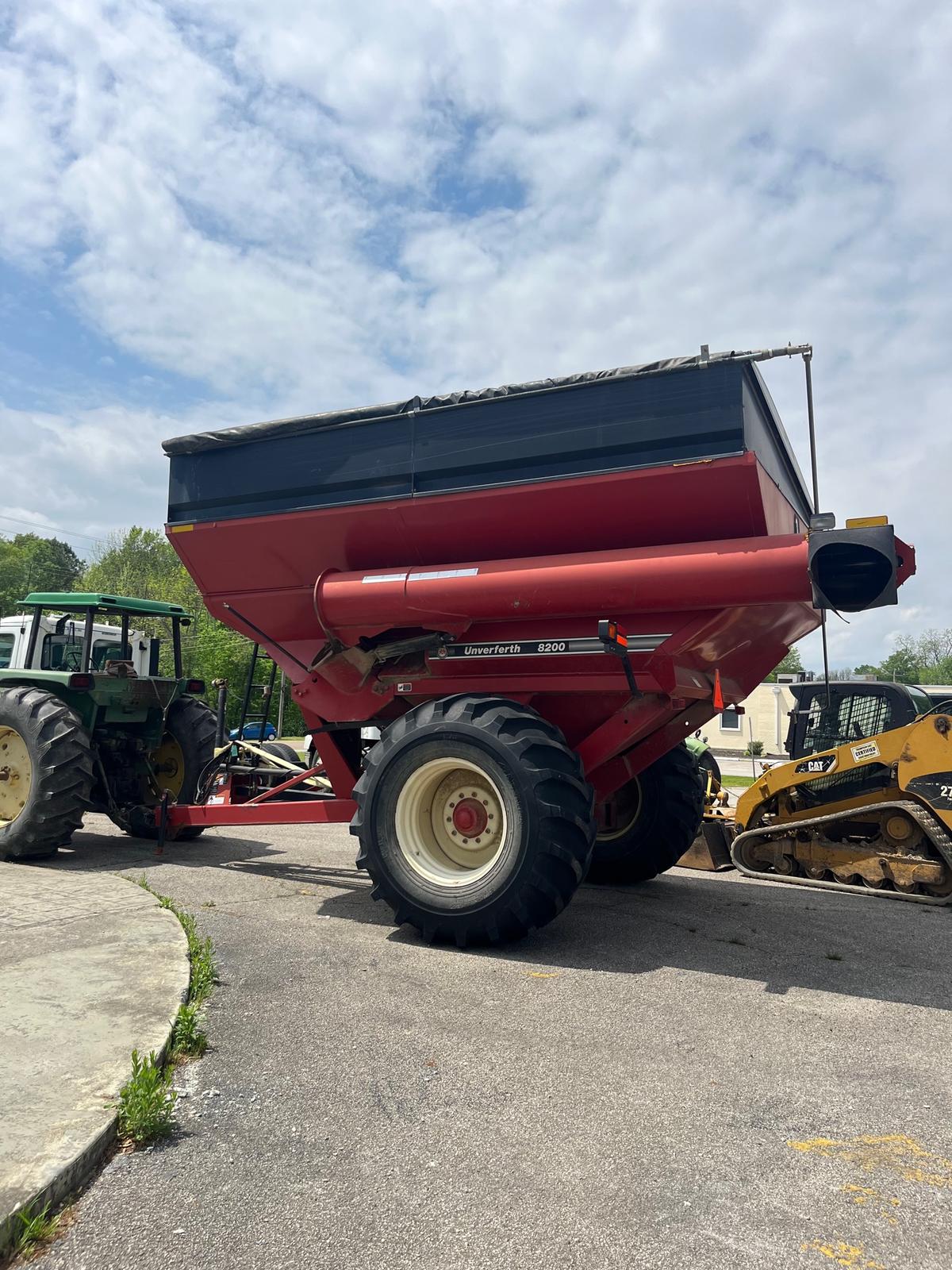 UNVERFERTH 875BU 8200 GRAIN CART