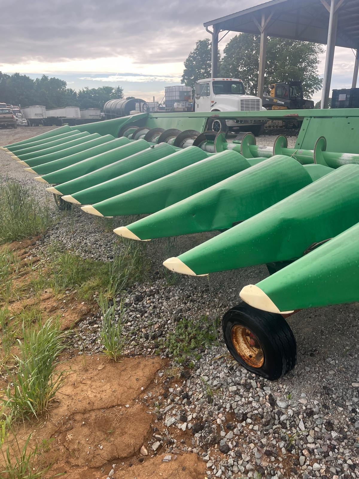 893 JOHN DEERE 19" CORN HEAD WITH TRAILER