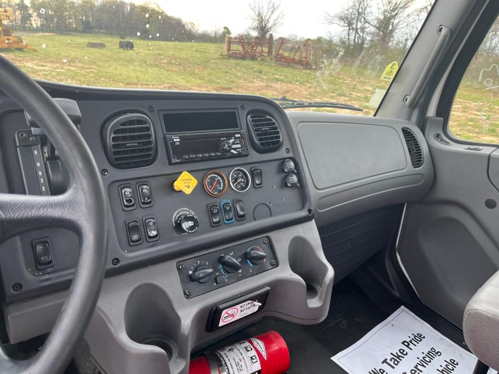 2018 FREIGHTLINER M2 106 CAB CHASSIS