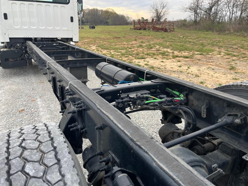 2018 FREIGHTLINER M2 106 CAB CHASSIS