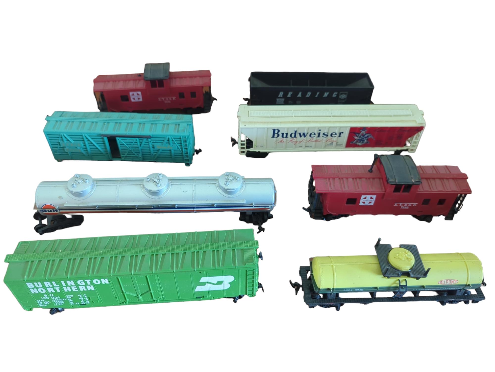 Assorted vintage HO scale train cars