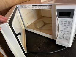 WHIRLPOOL COUNTERTOP MICROWAVE - WHITE