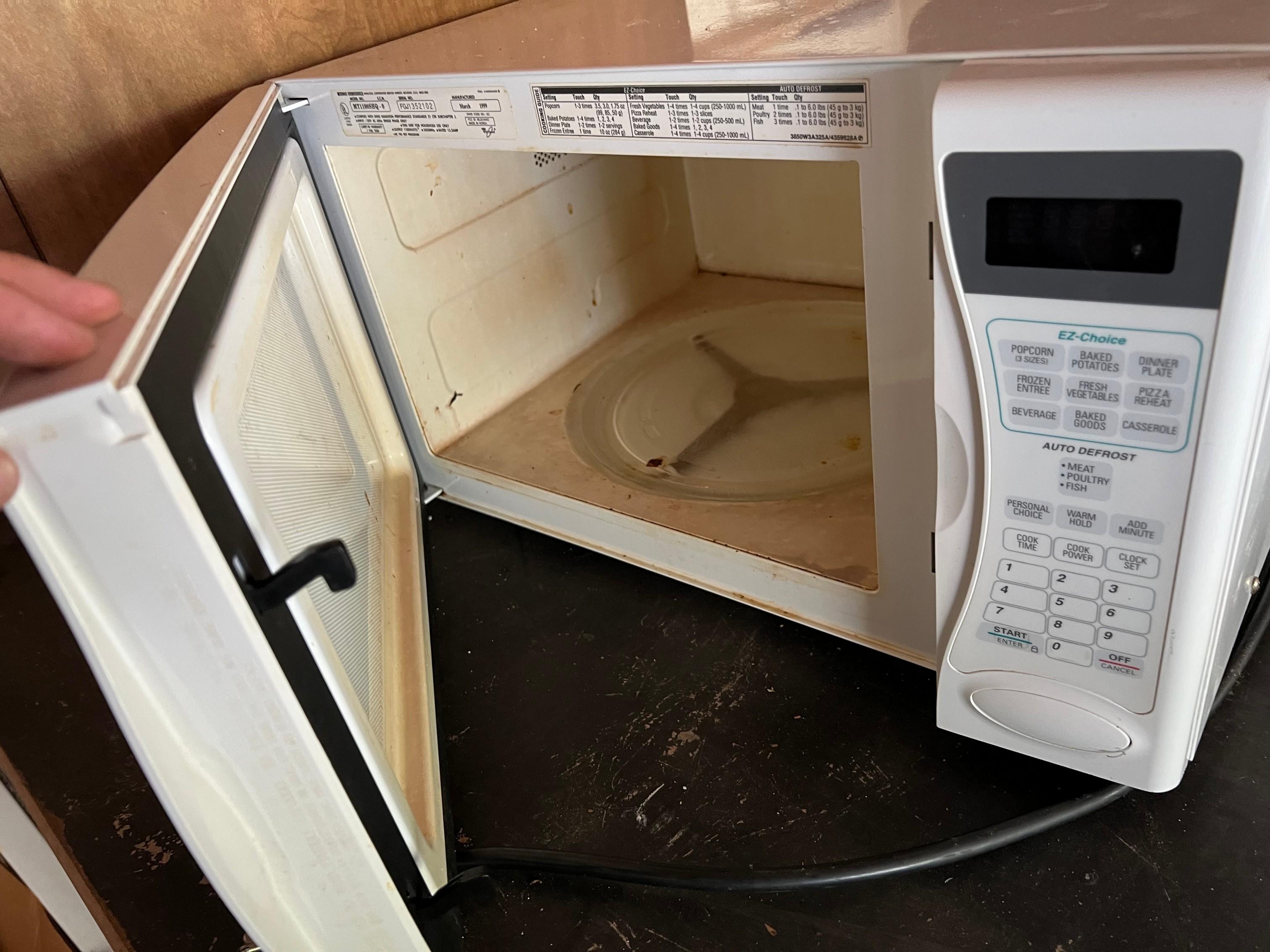 WHIRLPOOL COUNTERTOP MICROWAVE - WHITE
