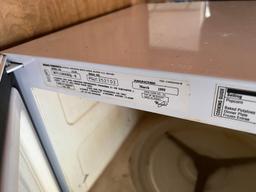 WHIRLPOOL COUNTERTOP MICROWAVE - WHITE