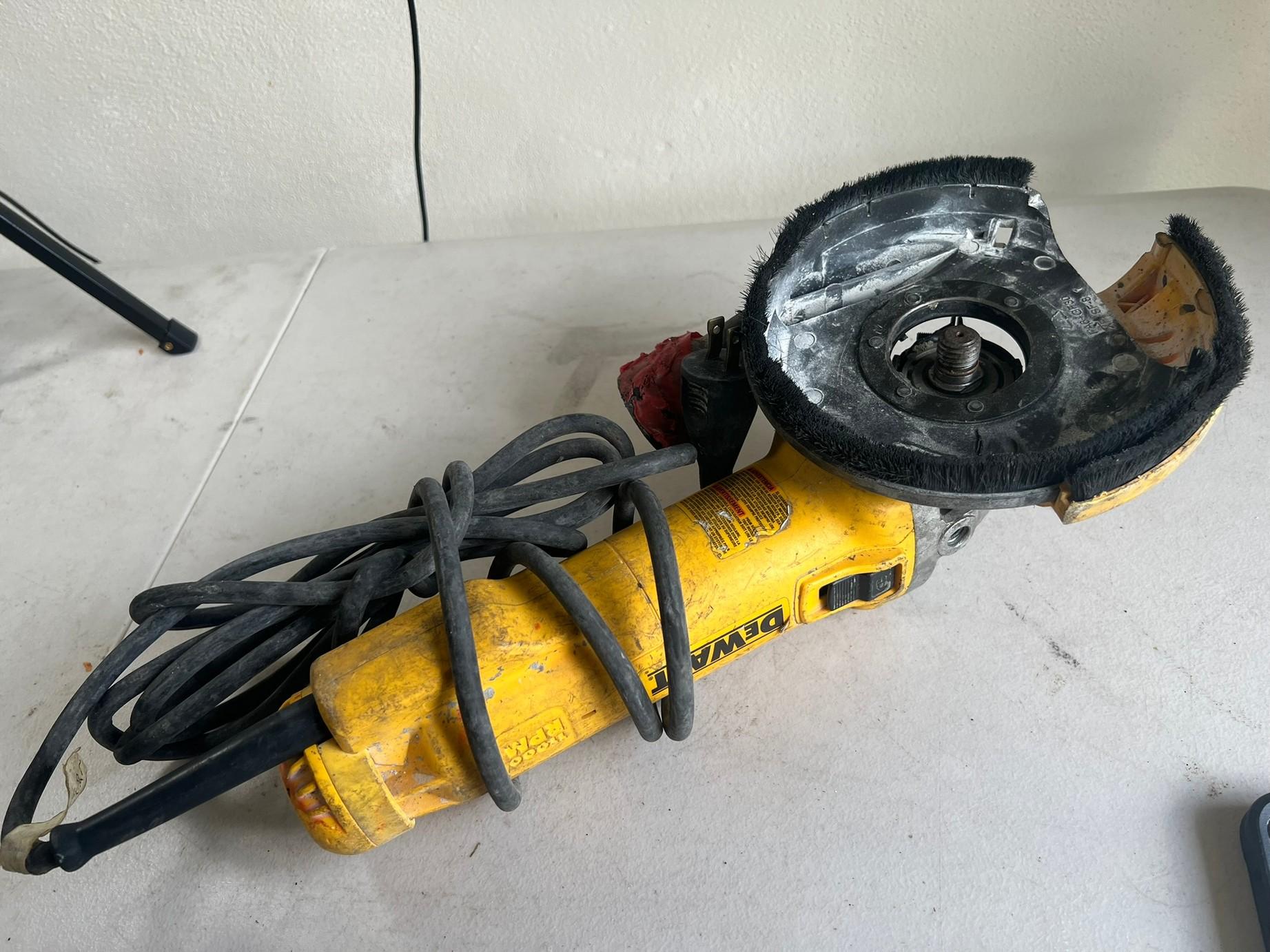 DEWALT ANGLE GRINDER - DWE4214 - 4.5"